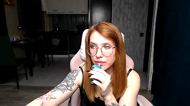 Snapshot of Reginasmilee chatting on 11.19.25 Reginasmilee online show from 11.19.25