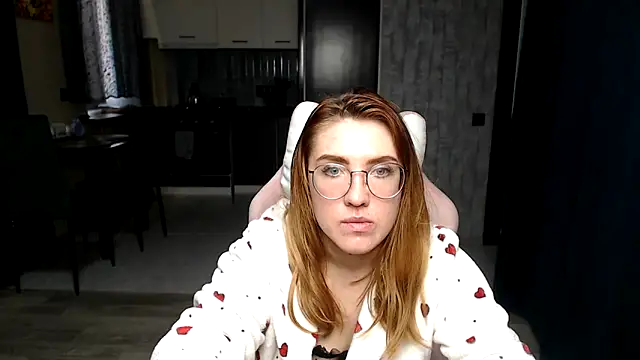 Snapshot of Reginasmilee chatting on 11.25.25 Reginasmilee online show from 11.25.25