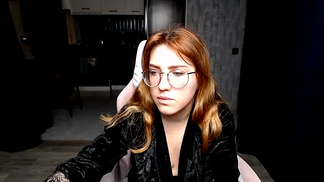 Snapshot of Reginasmilee chatting on 11.29.25 Reginasmilee online show from 11.29.25