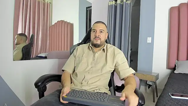 Snapshot of Nicola_D_Angelo chatting on 07.25.26 Nicola D Angelo online show from 07.25.26