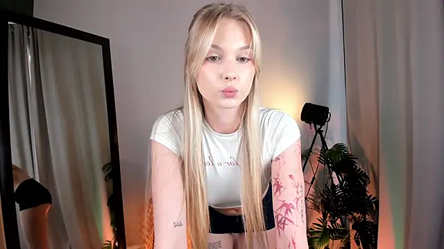 Snapshot of elia_moon chatting on 07.12.26 elia moon online show from 07.12.26