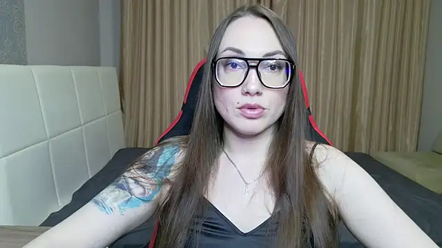 Snapshot of CarolineGlow_ chatting on 07.21.26 CarolineGlow online show from 07.21.26