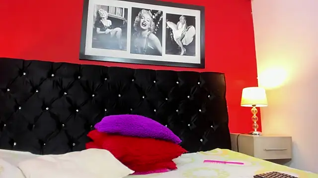 Snapshot of NikolSalas chatting on 12.20.24 NikolSalas online show from 12.20.24