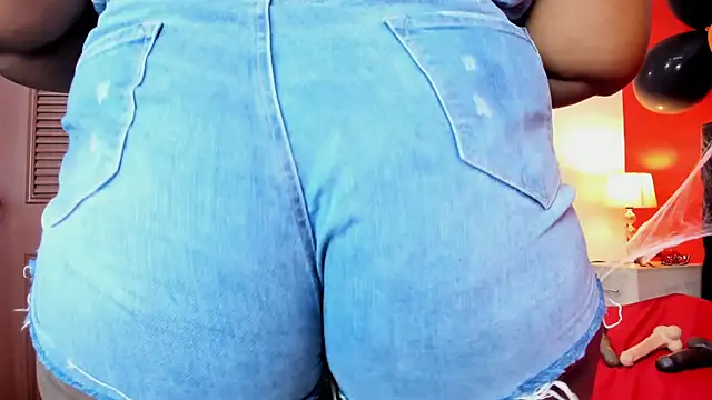 Snapshot of NikolSalas chatting on 10.24.25 NikolSalas online show from 10.24.25