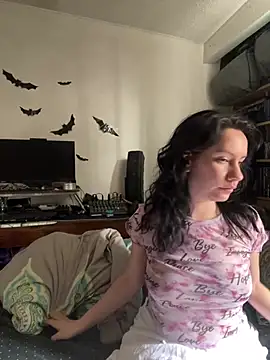 Snapshot of DiviNina chatting on 07.26.26 DiviNina online show from 07.26.26