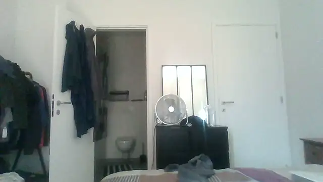 Snapshot of FFbottomnow chatting on 07.21.26 FFbottomnow online show from 07.21.26