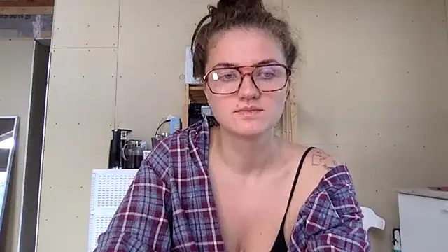 Snapshot of Santaris chatting on 07.25.26 Santaris online show from 07.25.26