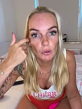 Snapshot of Missblondy39 chatting on 07.25.26 Missblondy39 online show from 07.25.26