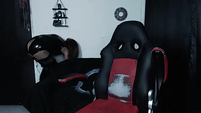 Snapshot of april_simons2 chatting on 01.12.25 april simons2 online show from 01.12.25