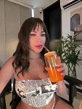 Snapshot of HannaBeckett chatting on 02.02.25 HannaBeckett online show from 02.02.25