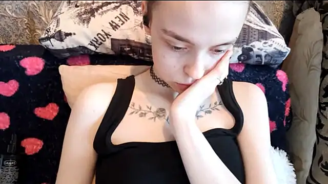 Snapshot of CaraDelevingnee chatting on 08.04.26 CaraDelevingnee online show from 08.04.26