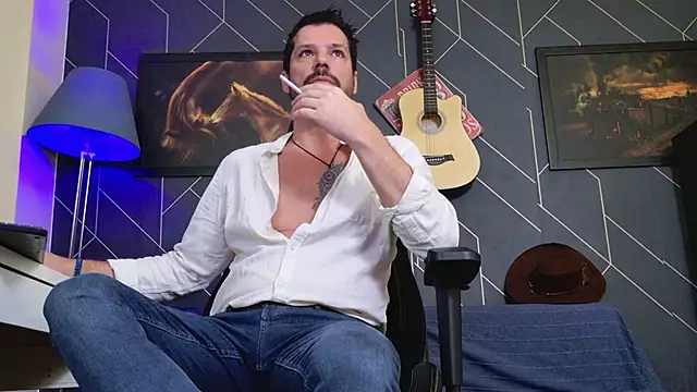 Snapshot of ChrisKox chatting on 11.24.25 ChrisKox online show from 11.24.25