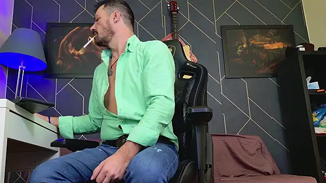 Snapshot of ChrisKox chatting on 12.05.25 ChrisKox online show from 12.05.25