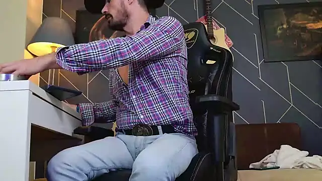 Snapshot of ChrisKox chatting on 12.13.25 ChrisKox online show from 12.13.25