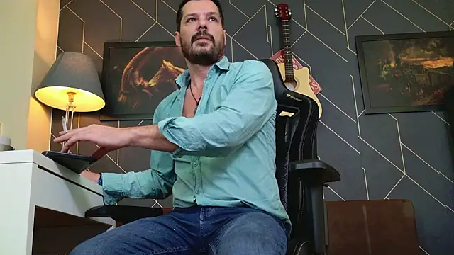 Snapshot of ChrisKox chatting on 12.18.25 ChrisKox online show from 12.18.25