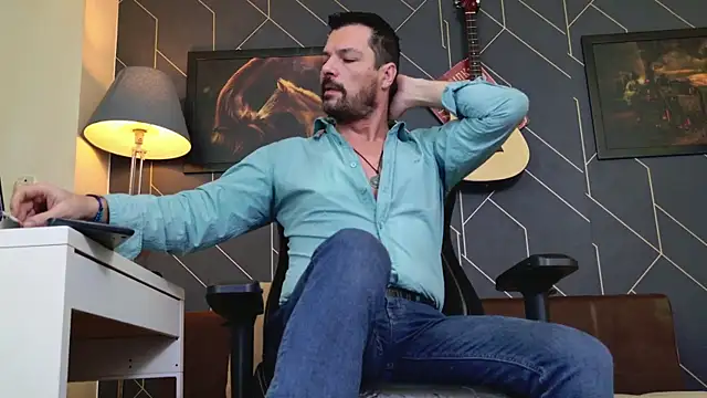 Snapshot of ChrisKox chatting on 12.21.25 ChrisKox online show from 12.21.25