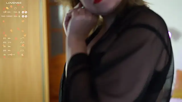 Snapshot of LitleSun chatting on 11.11.25 LitleSun online show from 11.11.25