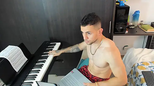 Snapshot of logan_smith chatting on 11.03.25 logan smith online show from 11.03.25