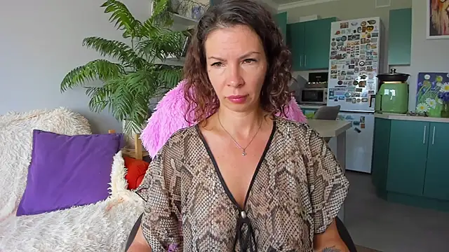 Snapshot of ChristinaGlory chatting on 08.01.26 ChristinaGlory online show from 08.01.26