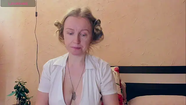Snapshot of I_AM_MILF chatting on 04.14.26 I AM MILF online show from 04.14.26