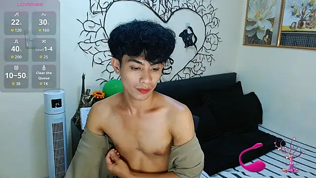 Snapshot of WildestTwink chatting on 11.17.25 WildestTwink online show from 11.17.25