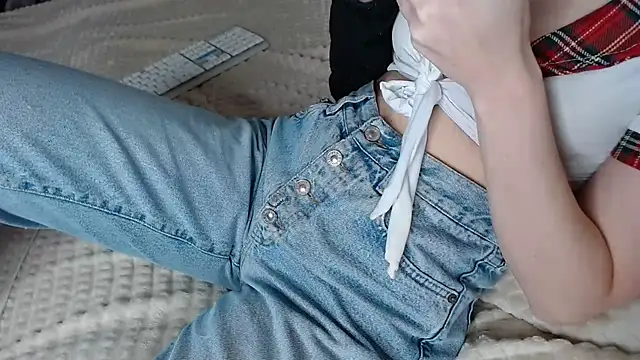 Snapshot of Kiradoll27 chatting on 12.04.25 Kiradoll27 online show from 12.04.25