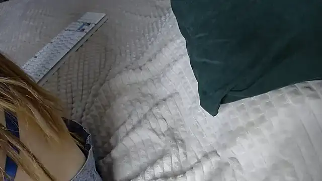 Snapshot of Kiradoll27 chatting on 12.16.25 Kiradoll27 online show from 12.16.25