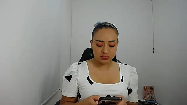 Snapshot of ReyleDoll chatting on 12.18.24 ReyleDoll online show from 12.18.24