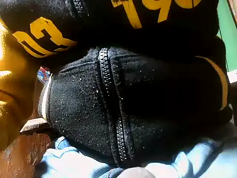 Snapshot of desiboy1101 chatting on 12.30.24 desiboy1101 online show from 12.30.24