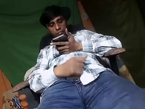 Snapshot of desiboy1101 chatting on 11.10.25 desiboy1101 online show from 11.10.25