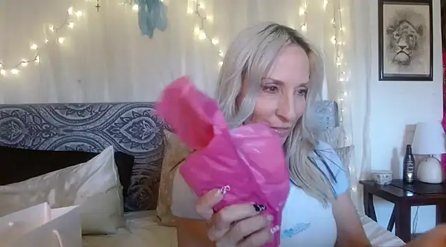 Snapshot of Sweet-Ginger chatting on 03.15.25 Sweet-Ginger online show from 03.15.25