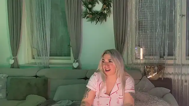 Snapshot of Monageil chatting on 01.19.25 Monageil online show from 01.19.25