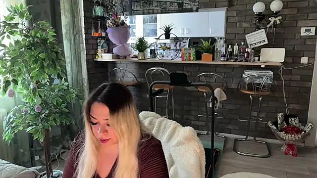 Snapshot of Monageil chatting on 03.13.26 Monageil online show from 03.13.26