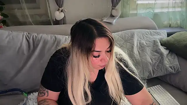 Snapshot of Monageil chatting on 03.19.26 Monageil online show from 03.19.26