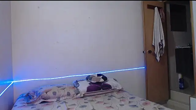 Snapshot of evolet01 chatting on 09.29.25 evolet01 online show from 09.29.25