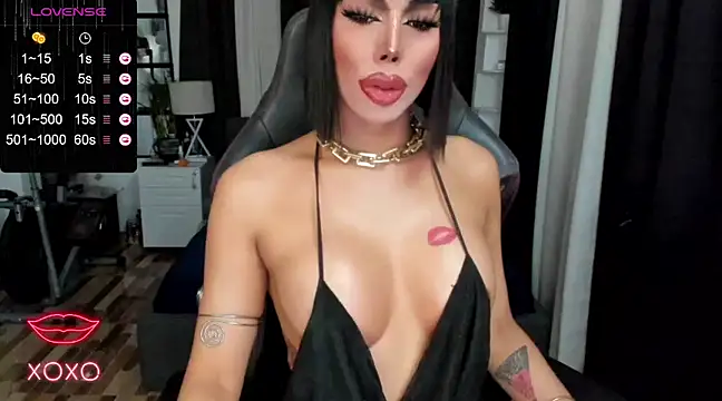 Snapshot of Forever_MissCandace chatting on 12.18.24 Forever MissCandace online show from 12.18.24