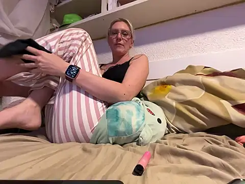 Snapshot of didi-diamond chatting on 12.16.24 didi-diamond online show from 12.16.24