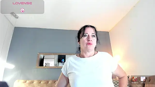 Snapshot of LADY_HELLEN chatting on 05.27.26 LADY HELLEN online show from 05.27.26