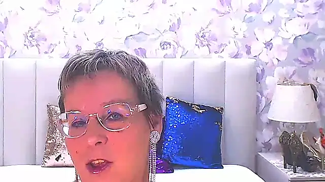 Snapshot of MilfyMommyXX chatting on 11.08.25 MilfyMommyXX online show from 11.08.25