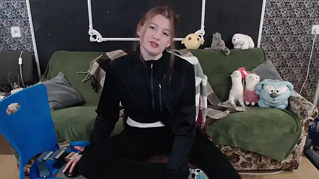 Snapshot of Gr4_soul_ chatting on 10.19.25 Gr4 soul online show from 10.19.25