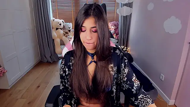 Snapshot of MiaSilkX chatting on 10.28.25 MiaSilkX online show from 10.28.25