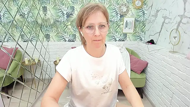 Snapshot of Paris_Cherry chatting on 11.28.25 Paris Cherry online show from 11.28.25