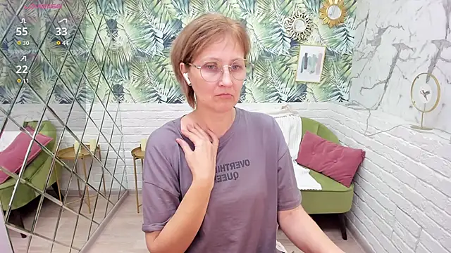 Snapshot of Paris_Cherry chatting on 12.04.25 Paris Cherry online show from 12.04.25