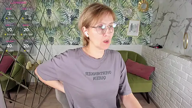 Snapshot of Paris_Cherry chatting on 12.21.25 Paris Cherry online show from 12.21.25