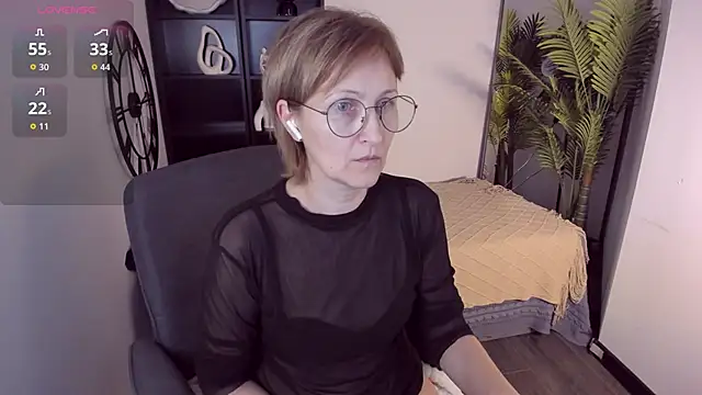 Snapshot of Paris_Cherry chatting on 12.22.25 Paris Cherry online show from 12.22.25