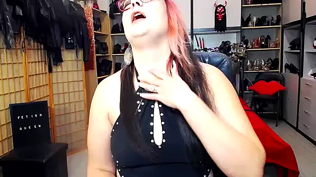 Snapshot of LindaDaemonX chatting on 11.10.25 LindaDaemonX online show from 11.10.25