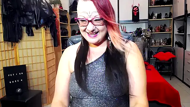 Snapshot of LindaDaemonX chatting on 11.23.25 LindaDaemonX online show from 11.23.25