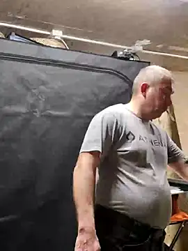 Snapshot of IronedTitan chatting on 12.04.24 IronedTitan online show from 12.04.24