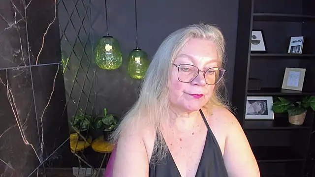 Snapshot of NataliMellow chatting on 11.18.25 NataliMellow online show from 11.18.25
