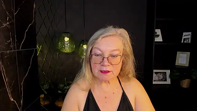 Snapshot of NataliMellow chatting on 11.24.25 NataliMellow online show from 11.24.25